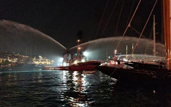 Φωτιά στη Μαρίνα Ζέας: Σκάφος τυλίχτηκε στις φλόγες και βυθίστηκαν άλλα τρία στον Πειραιά (βίντεο)