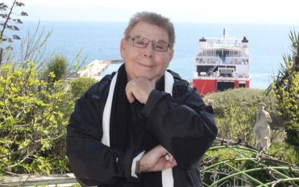 Γνωστός Έλληνας σχεδιαστής μόδας πουλά το ακίνητό του για να συντηρήσει 22 οικογένειες (βίντεο)