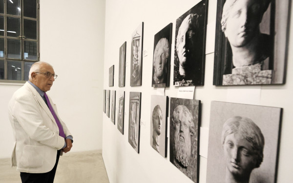 Στην φωτογραφική έκθεση «Ελληνικές αρχαιότητες του Λούβρου – με το μάτι του επισκέπτη» ο Ν. Κακλαμάνης