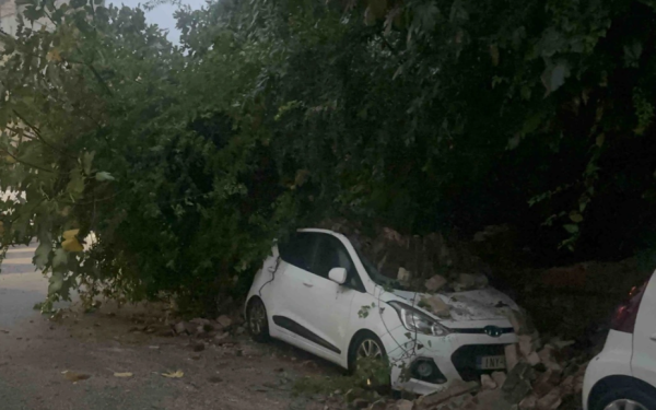 Κέρκυρα: Καταιγίδες πλήττουν το νησί - Κατέρρευσε τοιχίο και καταπλάκωσε αυτοκίνητα