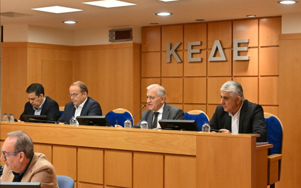 ΚΕΔΕ: Μαίνεται ο «πόλεμος» δημάρχων που άνοιξε στο συνέδριο - Εκεχειρία μόνο για το κλείσιμο των δημαρχείων
