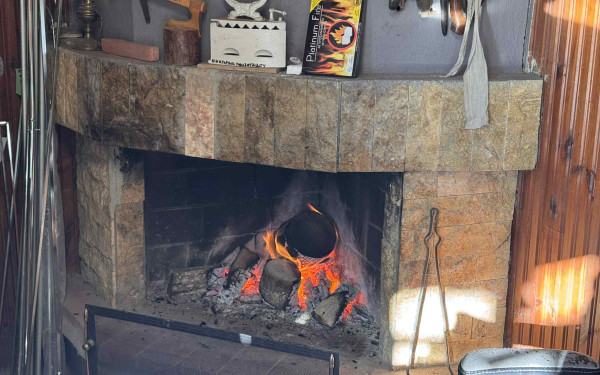 Θεσσαλονίκη: Άναψαν τα τζάκια στα ορεινά- Η αυξημένη ζήτηση ανέβασε τις τιμές στα καυσόξυλα