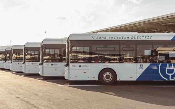 Υπερψηφίστηκε το νομοσχέδιο για τις Μεταφορές: Τι αλλάζει σε αστικές συγκοινωνίες, ταξί, ΚΤΕΟ και πρόστιμα
