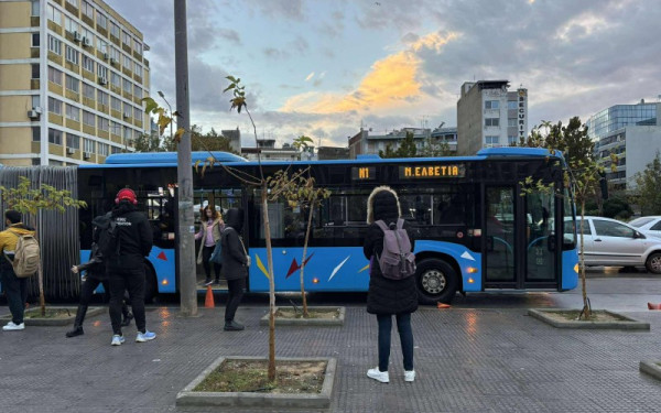 Αυξημένη κίνηση και πολυκοσμία στις στάσεις του ΟΑΣΘ - Πώς κινείται η Θεσσαλονίκη χωρίς μετρό