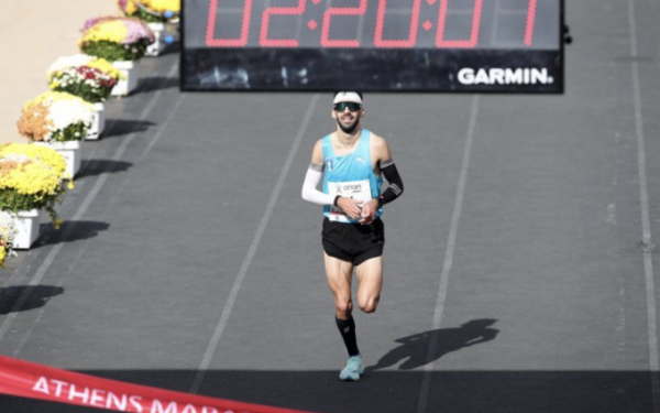 Αυθεντικός Μαραθώνιος Αθήνας: O Παναγιώτης Καραΐσκος έκοψε πρώτος το νήμα (βίντεο)