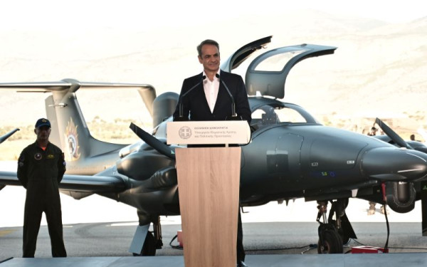 Αυτά είναι τα τρία νέα αεροσκάφη DA62 που παρέλαβε η Πυροσβεστική – Live η ομιλία Μητσοτάκη στα Μέγαρα