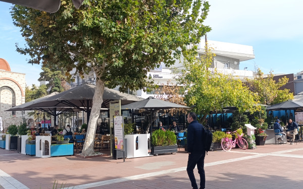 Εύοσμος: Οργή καταστηματαρχών για τα τραπεζοκαθίσματα στην πλατεία - «Έρχονται λουκέτα και απολύσεις»