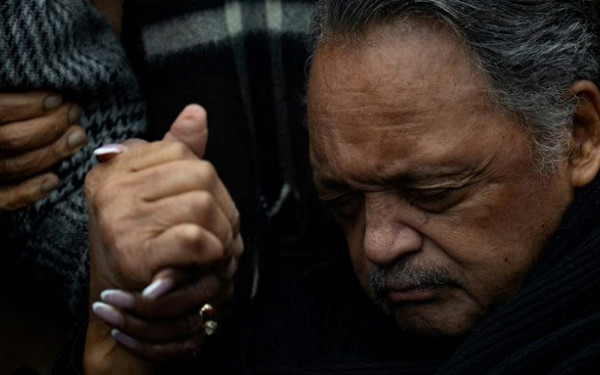 ΗΠΑ: Γνωστός ακτιβιστής νοσηλεύεται στο νοσοκομείο με μια σπάνια νόσο παρόμοια του Πάρκινσον