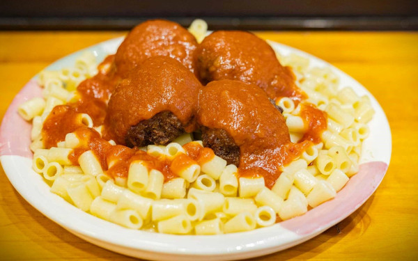 Ρίζες: Όταν η παράδοση συναντά την «μαμαδίστικη» αγάπη στην καρδιά της Χαριλάου