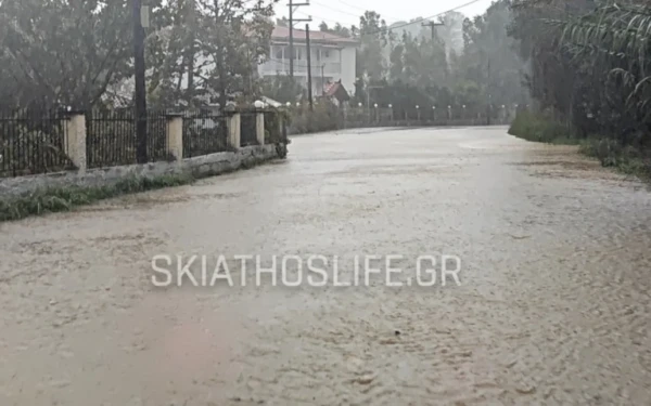 Σκιάθος: Φούσκωσαν χείμαρροι και πλημμύρισαν δρόμοι από τη χαλαζόπτωση