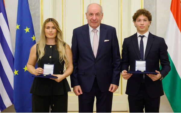 Ο πρόεδρος της Ουγγαρίας βράβευσε τον 21χρονο Αναστάσιο Γκαρίπη, είχε διασώσει πατέρα και κόρη στη θάλασσα