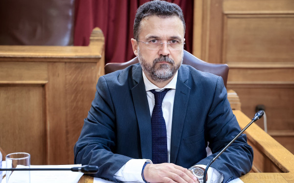 ΣΥΡΙΖΑ: Με τη «θεσμική του σοβαρότητα», ο ανήξερος για όλα κ. Στρατάκος μπορεί να ρωτήσει τον «Μεγάλο»