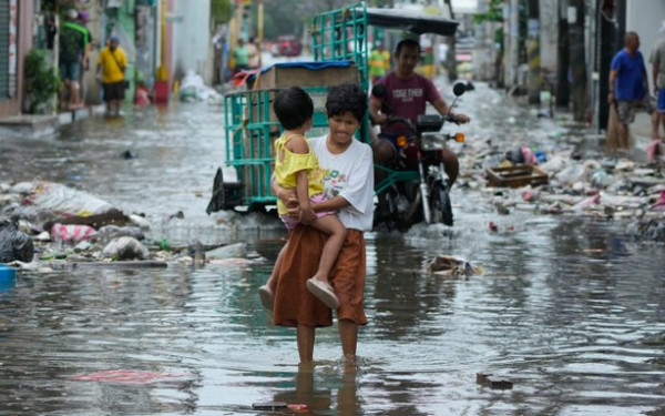 Ο τυφώνας Fung-wong σαρώνει την Ταϊβάν: Χιλιάδες άνθρωποι απομακρύνθηκαν από τα σπίτια τους (βίντεο)