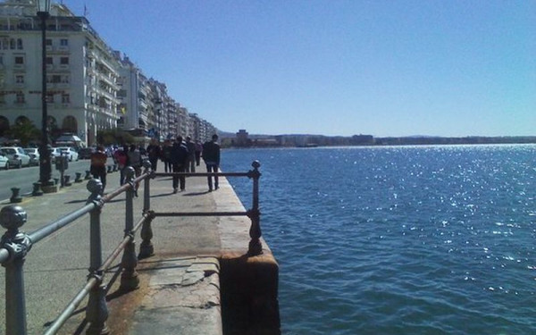 Θεσσαλονίκη: Άνδρας έπεσε στον Θερμαϊκό - Τον έσωσε τροχονόμος που βρισκοταν στη Λεωφόρο Νίκης