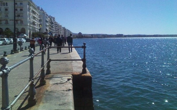 Δύο σκάφη καθαρίζουν τον Θερμαϊκό Κόλπο από τόνους φερτών υλικών