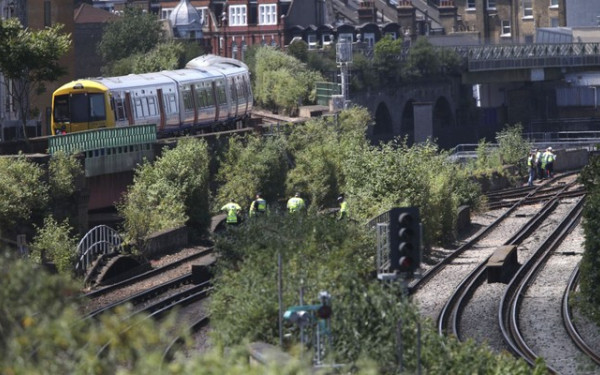 Βρετανία: Για απόπειρα δέκα ανθρωποκτονιών κατηγορήθηκε 32χρονος για την επίθεση στα τρένα