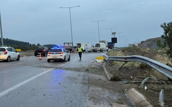 Θεσσαλονίκη: Τροχαίο στον περιφερειακό - Δύο βαν και ασθενοφόρο συγκρούστηκαν και ο δρόμος γέμισε αρτοσκευάσματα