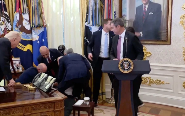 Λευκός Οίκος: Η στιγμή που άνδρας καταρρέει μπροστά στον Ντόναλντ Τραμπ στο Οβάλ Γραφείο (βίντεο)