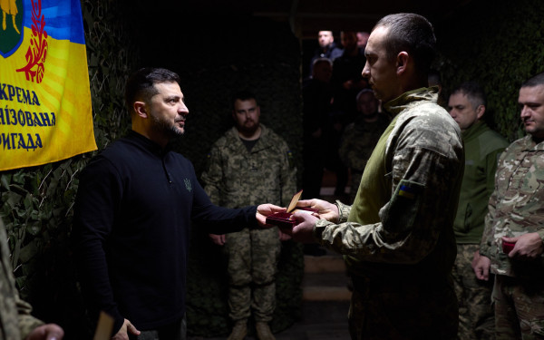 Τα στρατεύματα στην Ζαμπορίζια επισκέφθηκε ο Ζελένσκι