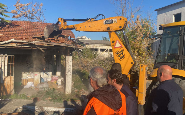 Θεσσαλονίκη: Ξεκίνησαν οι κατεδαφίσεις σε κτίρια στο ΑΓΝΟ στη Σταυρούπολη (βίντεο)
