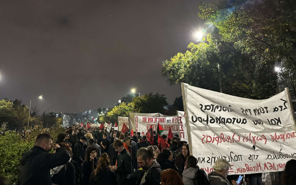 Θεσσαλονίκη: Χιλιάδες κόσμου στην πορεία για την 52η επέτειο του Πολυτεχνείου