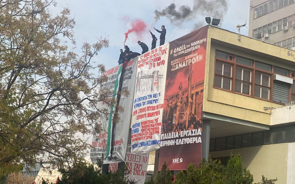 Θεσσαλονίκη: Στεφάνια και λουλούδια στην Πολυτεχνική του ΑΠΘ, 52 χρόνια από την εξέγερση των φοιτητών (βίντεο)