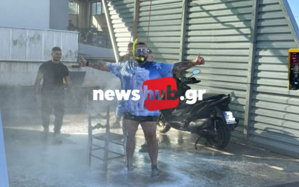 Ηράκλειο: Έκαναν μπάνιο το γαμπρό σε πλυντήριο αυτοκινήτων πριν του φορέσουν το γαμπριάτικο κοστούμι (Βίντεο)