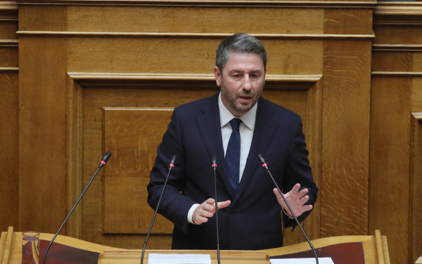 Το ΠΑΣΟΚ συνεχίζει το «σκληρό ροκ» κατά της κυβέρνησης για ακρίβεια και καθημερινότητα