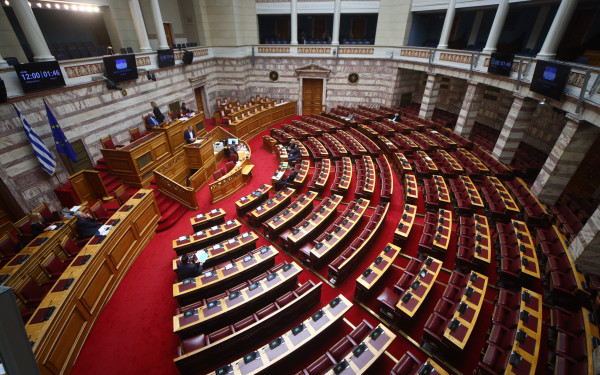 Βουλή: Υπερψηφίστηκε το νομοσχέδιο για τη μετάβαση του ΟΠΕΚΕΠΕ στην ΑΑΔΕ