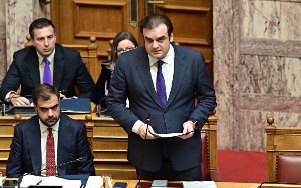 Προϋπολογισμός 2026: Στα 3,2 δισ. ευρώ η ενίσχυση για μισθωτούς επαγγελματίες αγρότες και ένστολους