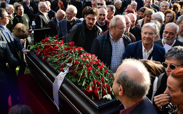 Σε κλίμα συγκίνησης το τελευταίο αντίο στον Αλέκο Φλαμπουράρη - Δείτε φωτογραφίες