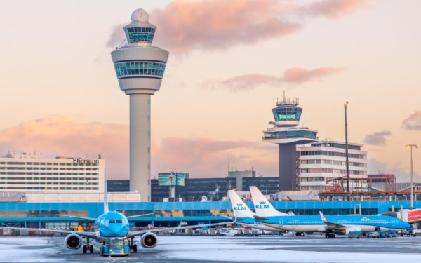 Ολλανδία: Εκατοντάδες ακυρώσεις πτήσεων αναμένονται στο αεροδρόμιο του Άμστερνταμ εξαιτίας χιονιού και παγετού