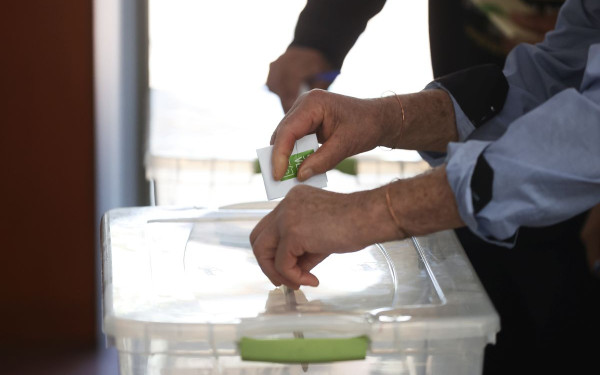 Δημοσκόπηση OpinionPoll: Πρώτη η Νέα Δημοκρατία στην πρόθεση ψήφου - Α. Τσίπρας και Μ. Καρυστιανού συμπληρώνουν την τριάδα