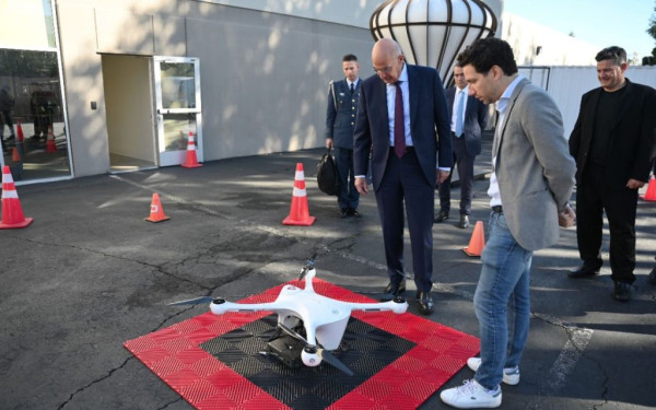 Ν. Δένδιας: Ξεναγήθηκε στις εγκαταστάσεις της εταιρείας κατασκευής drones Matternet στην Καλιφόρνια