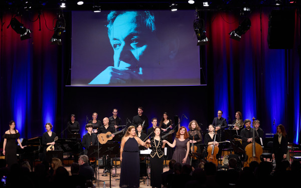 Η Ελληνική πρεσβεία «μάγεψε» την Βιέννη με μια συναυλία αφιέρωμα στον Μάνο Χατζιδάκι