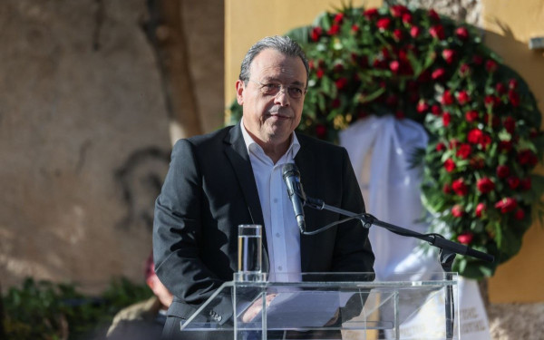 Φάμελλος: Ολόκληρος ο επικήδειος στη κηδεία Φλαμπουράρη – «Από προχτές είμαστε πιο φτωχοί»