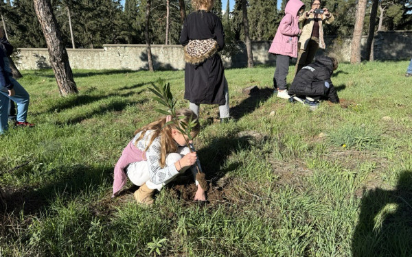 Θεσσαλονίκη: 600 νέα δέντρα στο περιαστικό δάσος Τούμπας από το Δήμο και μαθητές