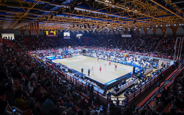 Ένας 11χρονος μαθητής σήκωσε πλακάτ για να βρει γαμπρό στη δασκάλα του κατά τη διάρκεια αγώνα μπάσκετ και έγινε viral (βίντεο)