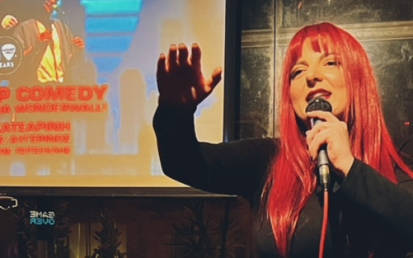 Stand-up Comedy: «Ήρθα και ξέχασα τα προβλήματα μου» - Η ανάγκη του Έλληνα για κωμωδία