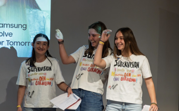 Θεσσαλονίκη: Μαθήτριες αλλάζουν τον τρόπο που ψωνίζουν άτομα με προβλήματα όρασης - Η εφαρμογή που διακρίθηκε