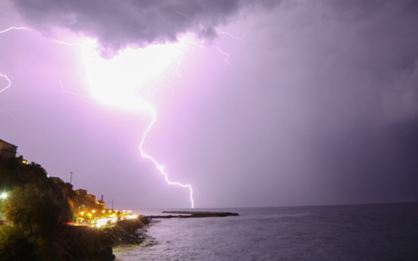 Έντονα καιρικά φαινόμενα στην Ήπειρο - Κεραυνός έπεσε σε στέγη πολυκατοικίας στα Ιωάννινα