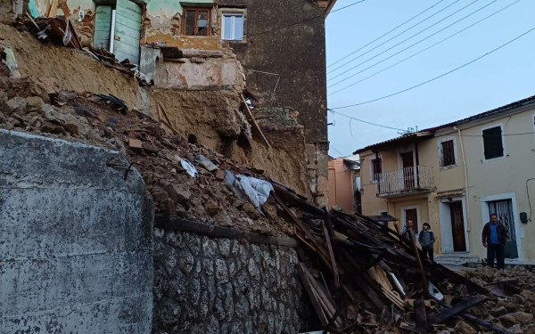 Κατέρρευσε ολόκληρη πλαγιά στην Κέρκυρα από την κακοκαιρία - Υπερεκχείλισε ο ποταμός Καλαμάς στα Ιωάννινα (βίντεο)
