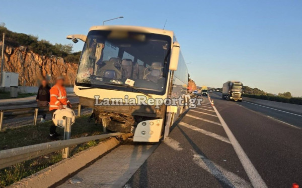 Σοβαρό τροχαίο με λεωφορείο που ταξίδευε από Θεσσαλονίκη προς Αθήνα - Πέντε επιβάτες και ο οδηγός στο νοσοκομείο