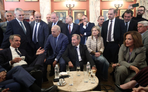 Τι είδε... στο φλυτζάνι του καφέ, ο Μητσοτάκης για τις εκλογές: Το θέμα είναι ποιός θα... σουβλιστεί το Πάσχα του ΄27