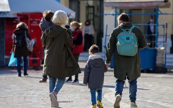 Πώς «να κάνουν έναν Έλληνα ακόμα», όταν με το ζόρι βγάζουν τον μήνα; Της Σοφίας Χριστοφορίδου