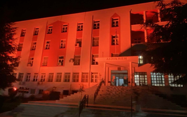 Το νοσοκομείο «Παπανικολάου» φωτίστηκε με πορτοκαλί χρώμα στηρίζοντας τις γυναίκες