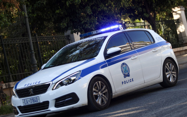 Πέλλα: Πιστόλι και γεμιστήρα «έκρυβε» στη μηχανή του αυτοκινήτου του 39χρονος