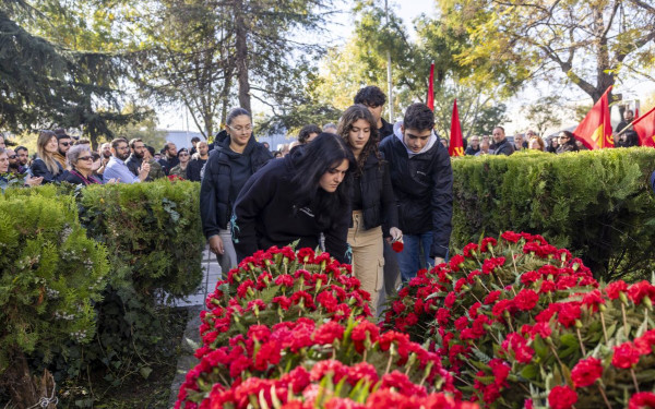 Θεσσαλονίκη: Πολίτες τίμησαν το Πολυτεχνείο με ένα λουλούδι στο ΑΠΘ - Ενεργοποιούνται τα μέτρα της τροχαίας από το πρωί της Δευτέρας