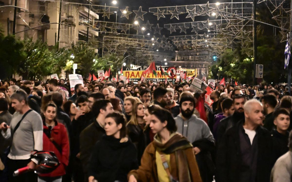 Αθήνα - Πολυτεχνείο: Έφτασε η πορεία με την αιματοβαμμένη σημαία στην αμερικανική πρεσβεία