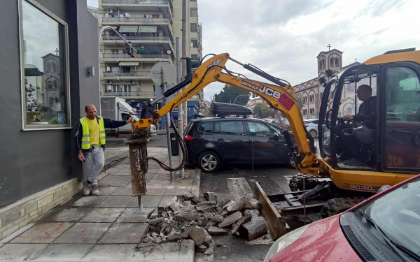 Θεσσαλονίκη: Ξεκίνησαν να κατασκευάζονται οι ράμπες στη Β' Κοινότητα (βίντεο)